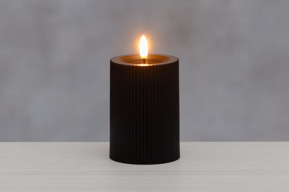 FINNLUMOR LED свещ с 3D пламък и оребрен дизайн - черна