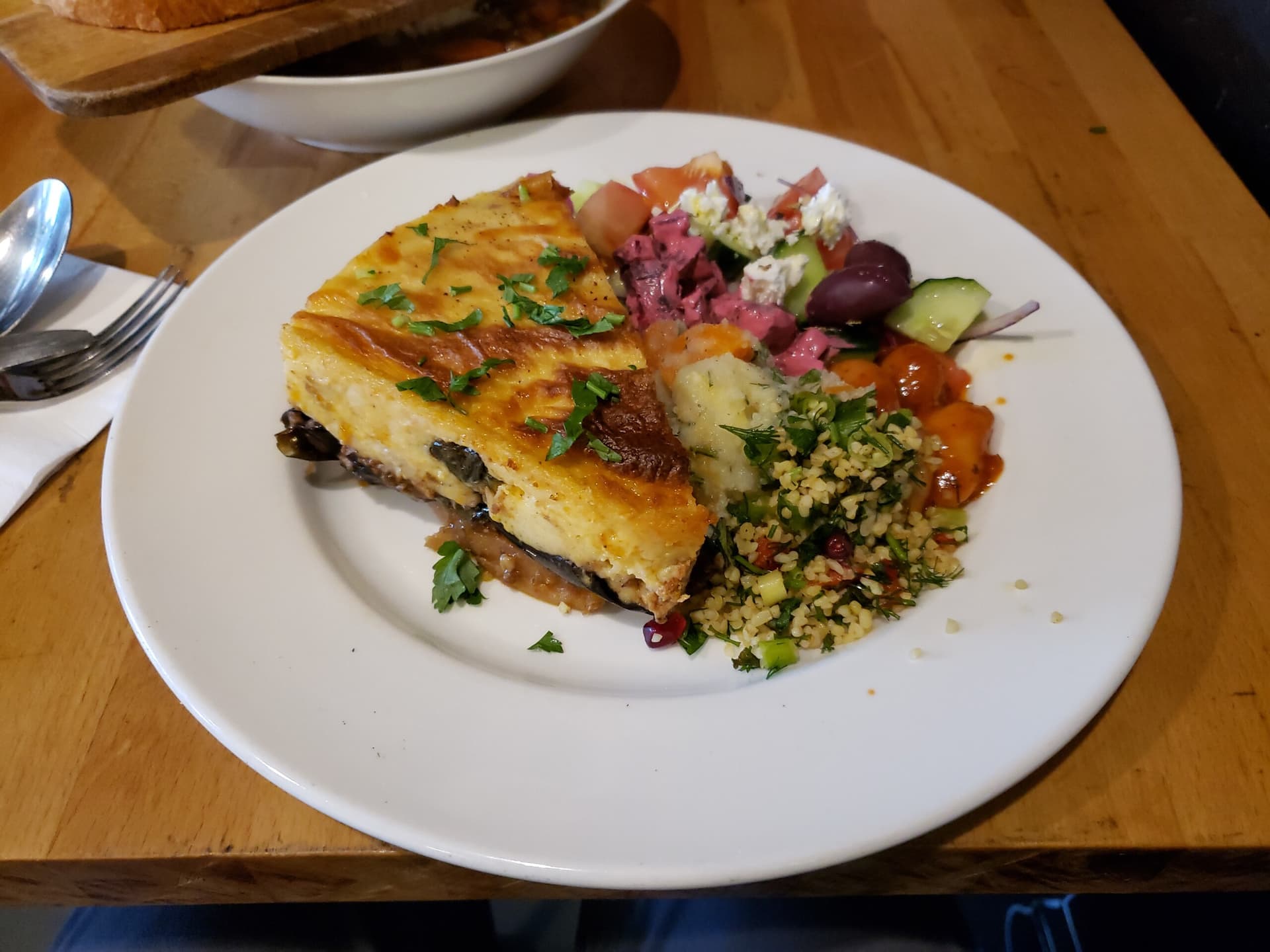 Гръцка мусака – с патладжан, кайма и бял сос