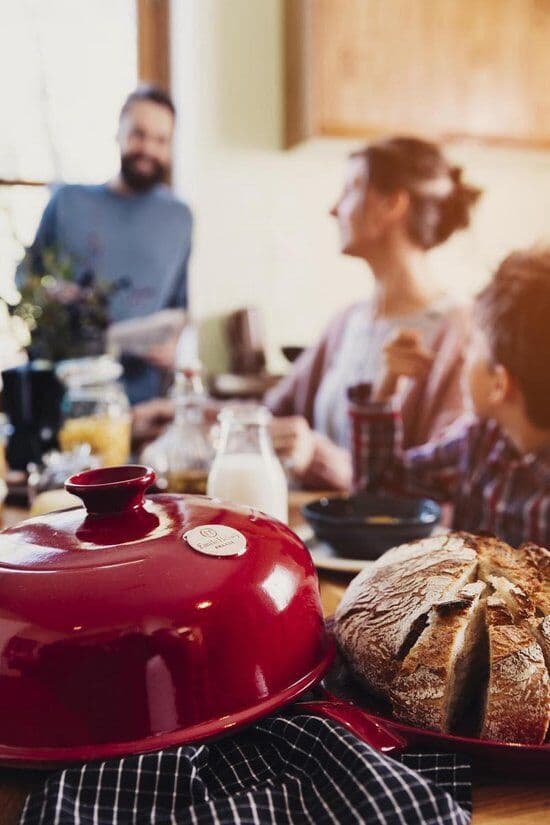 EMILE HENRY Керамична форма за печене на хляб „BAKER CLOCHE“ – цвят червен