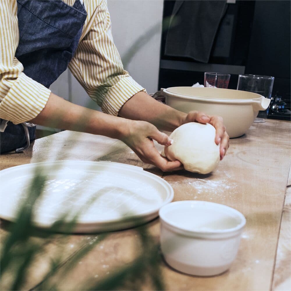 EMILE HENRY Керамична кръгла форма за печене на хляб „ROUND BREAD BAKER“ – цвят черна