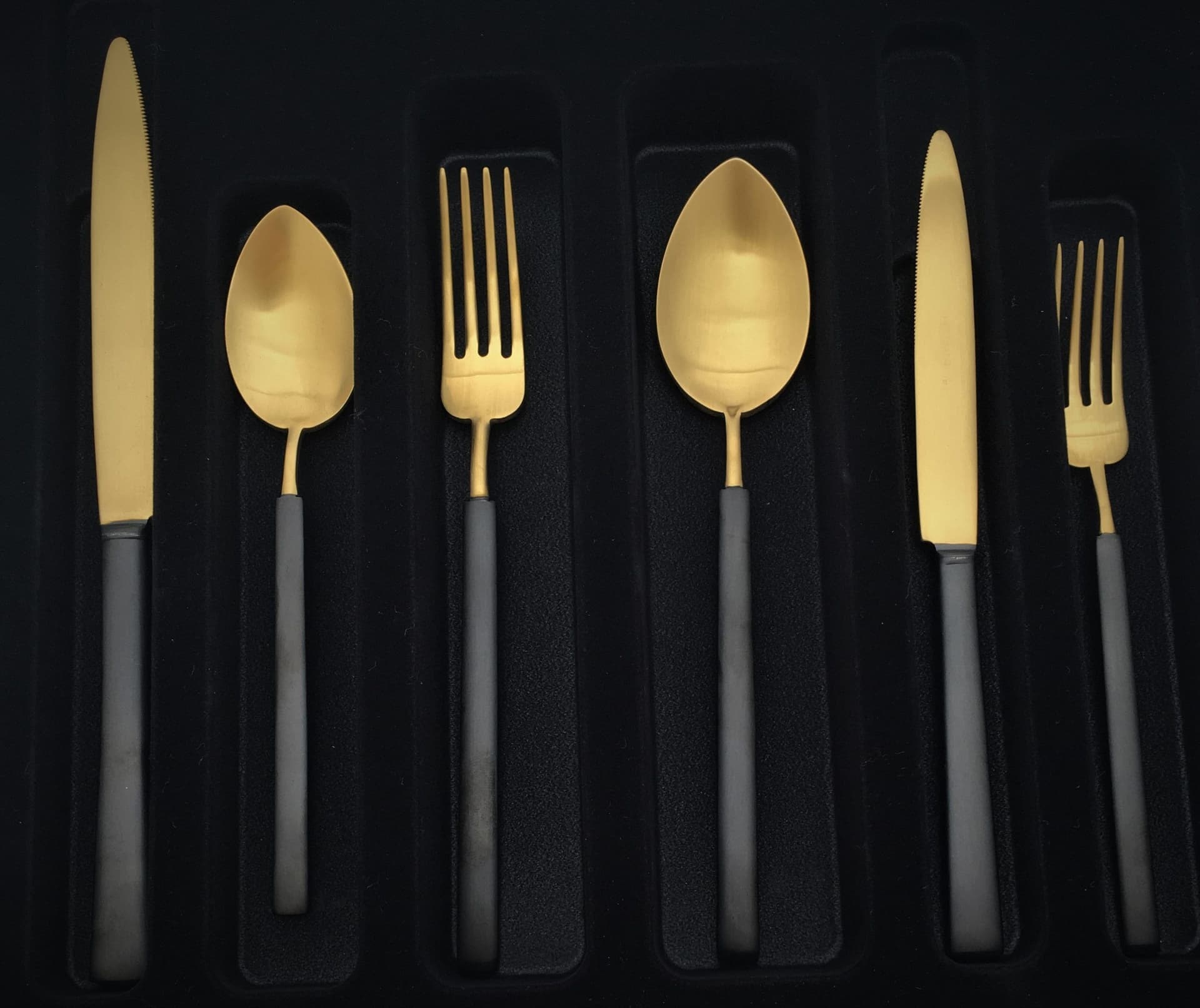 HERDMAR Комплект прибори за хранене “VINTAGE“- 36 части- златни с черна дръжка – PVD покритие – мат