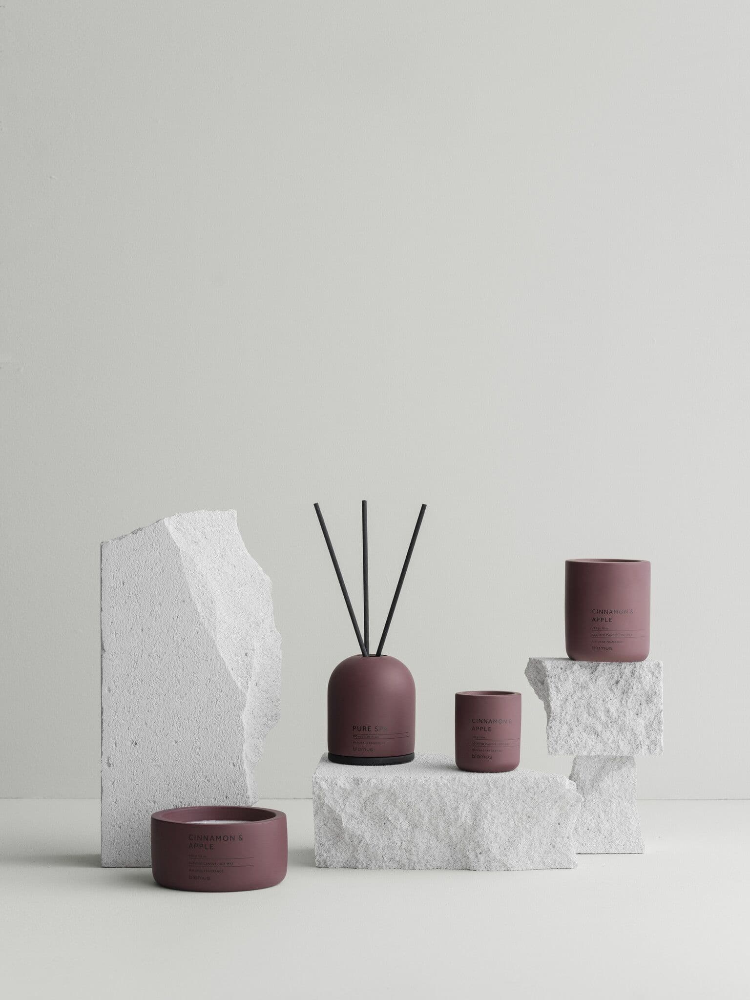 BLOMUS Ароматна свещ FRAGA, размер S – аромат Cinnamon & Apple – цвят Port