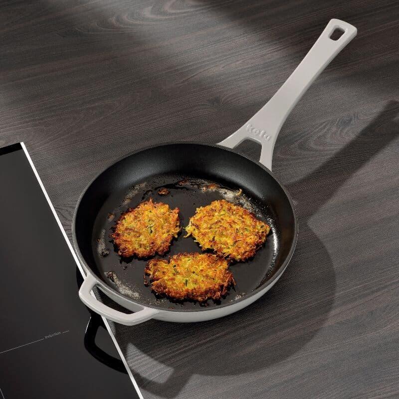 KELA Чугунен тиган “Calido“ – Ø 28 см. – светло сив