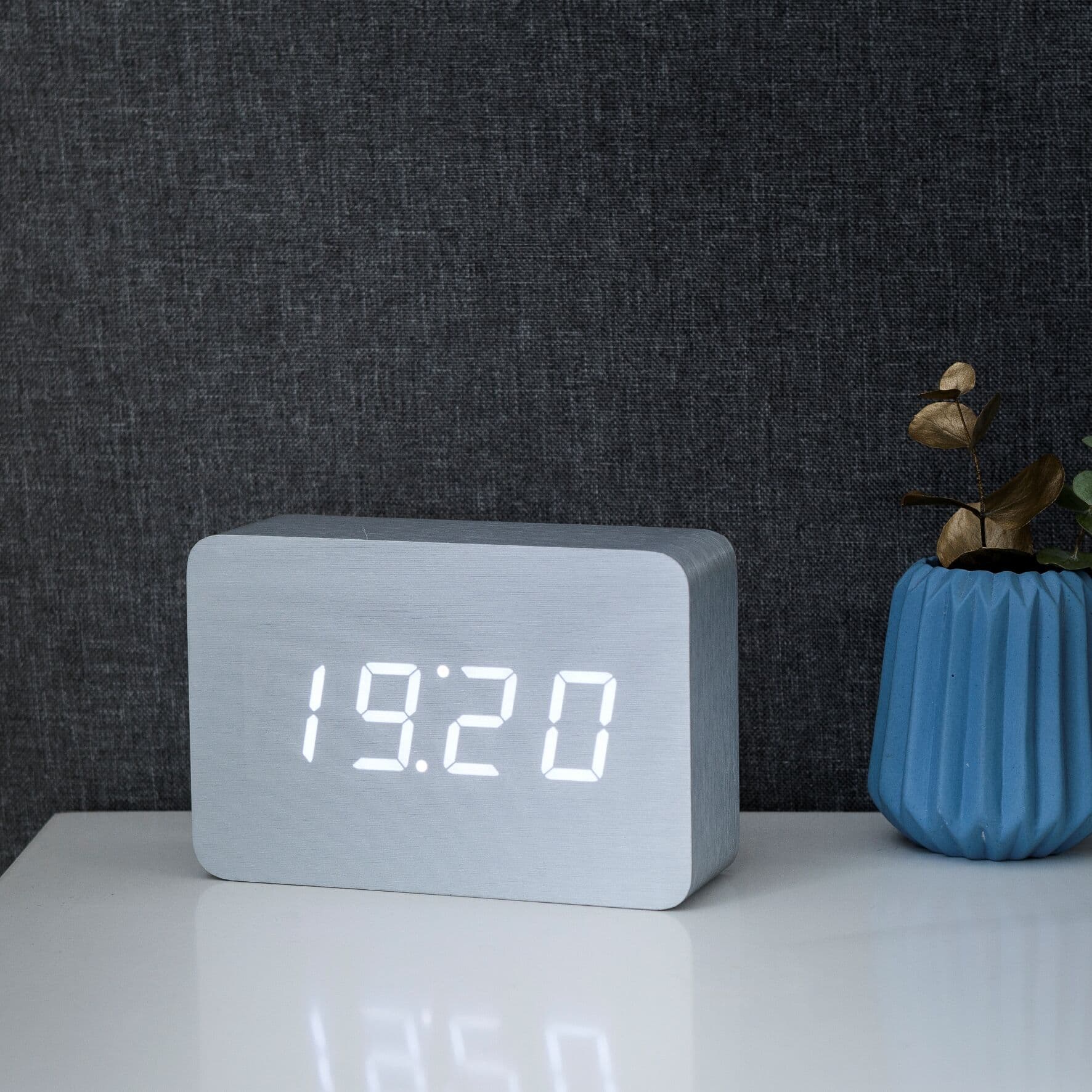 GINGKO Часовник/термометър “BRICK“ – алуминиев ефект с бели цифри