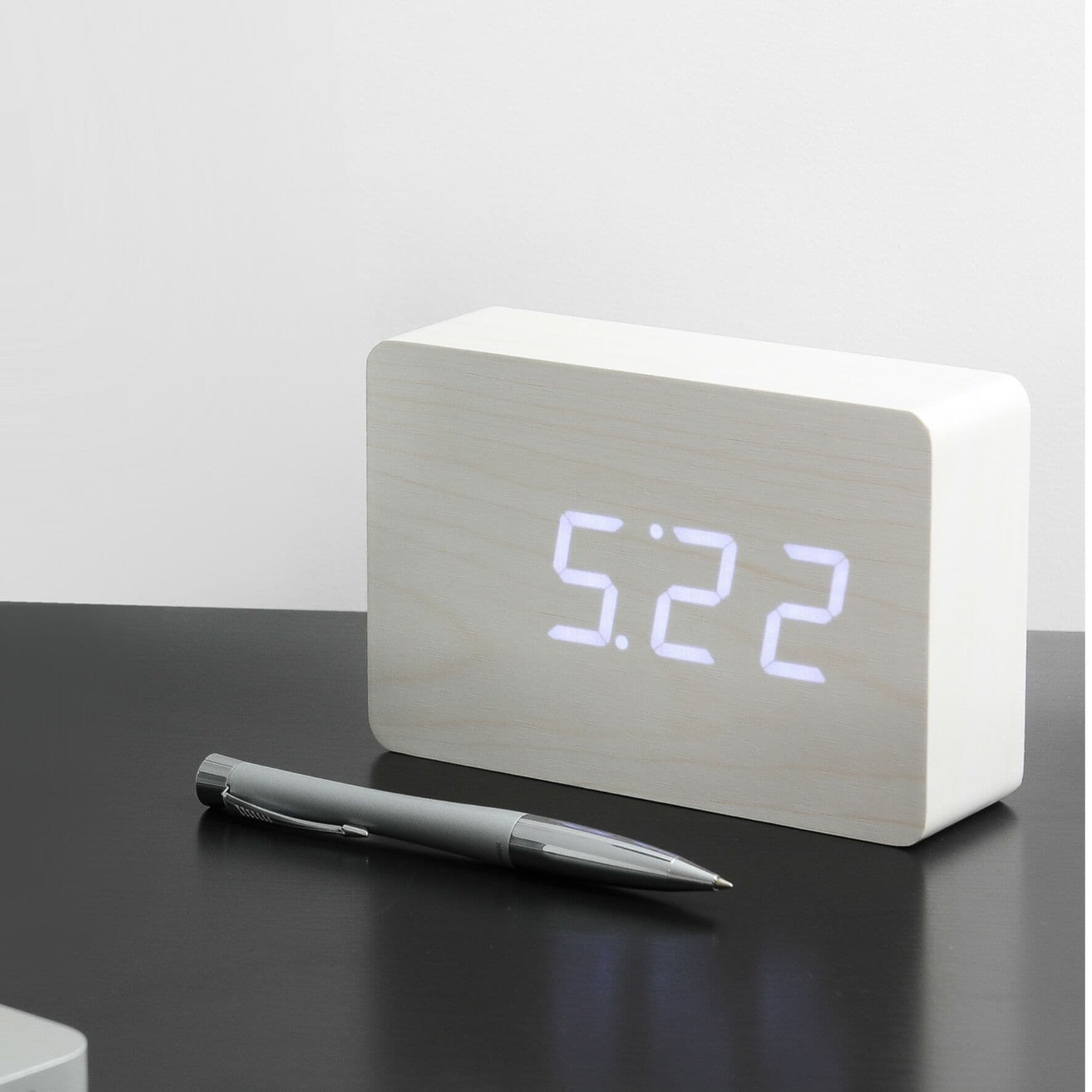 GINGKO Часовник/термометър “BRICK“ – бяло дърво с бели цифри