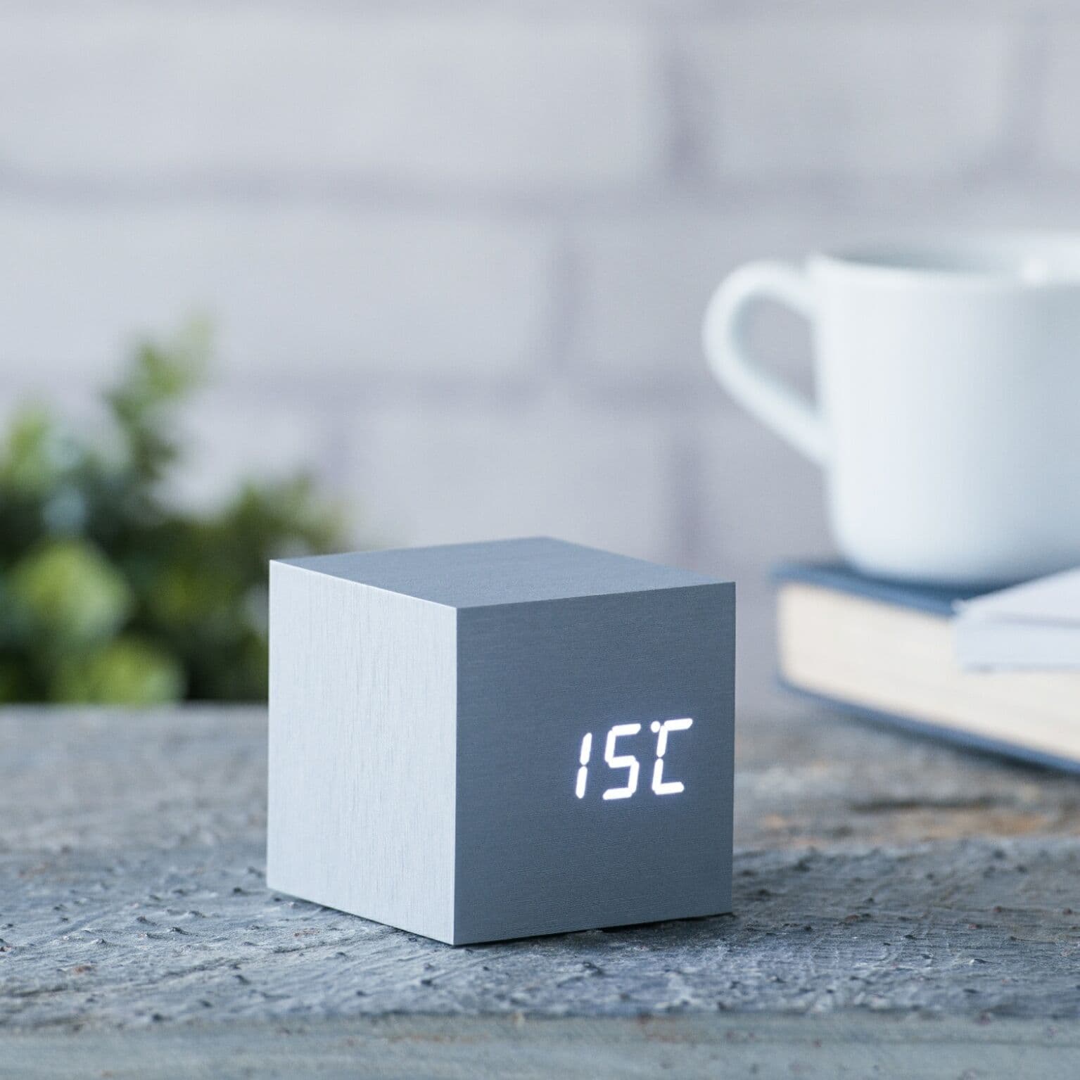 GINGKO Часовник/термометър “CUBE“ – алуминиев ефект с бели цифри