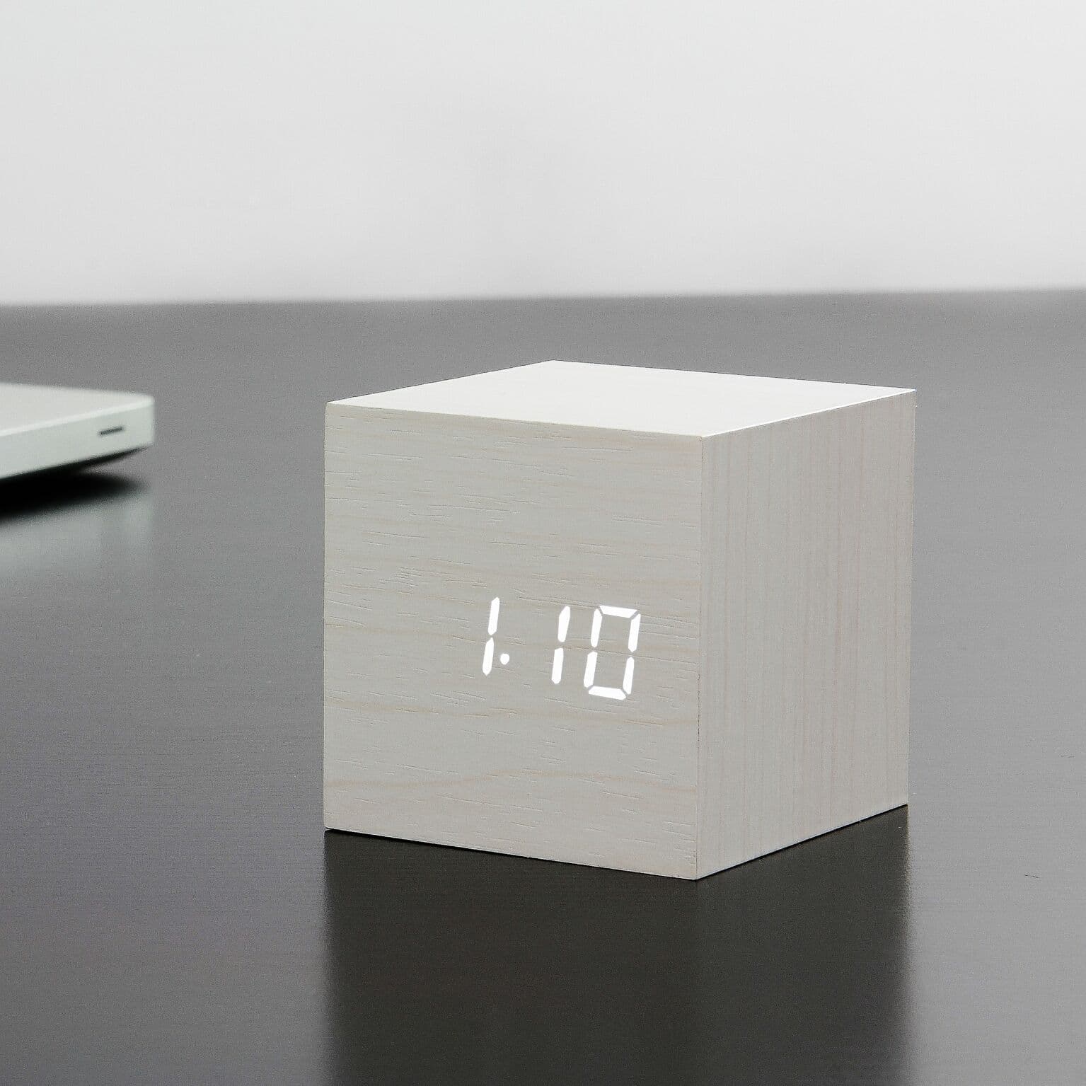 GINGKO Часовник/термометър “CUBE“ – бяло дърво с бели цифри