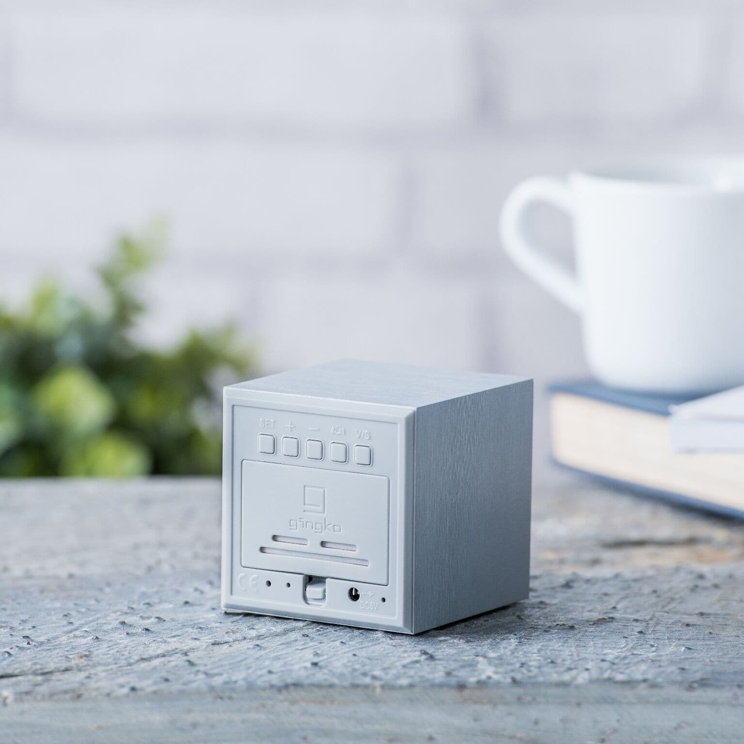 GINGKO Часовник/термометър “CUBE“ – алуминиев ефект с бели цифри