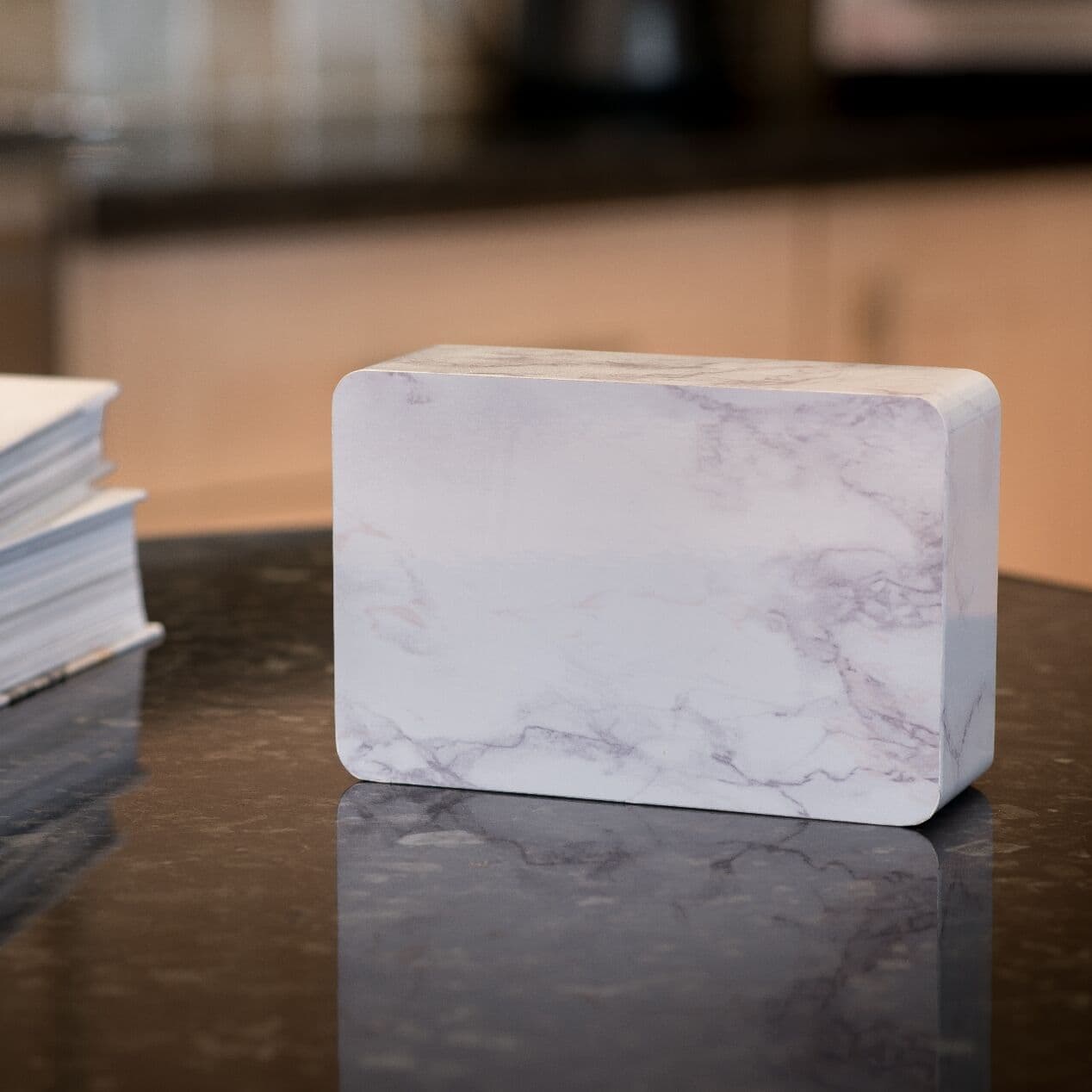 GINGKO Часовник/термометър “BRICK“ – бял мрамор с бели цифри