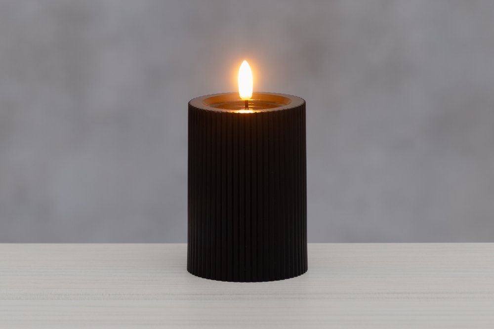 FINNLUMOR LED свещ с 3D пламък и оребрен дизайн - черна