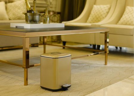 <p><span style="font-size: small;"><strong><strong>EKO EUROPE </strong>Кош за отпадъци с педал “REGENT“</strong></span><br /> • Материал: неръждаема стомана, прахово боядисана<br />• Вградено отделение за поставяне на освежител или дезодорант за абсорбиране на миризми<br />• Цвят: златно шампанско<br />• Дръжка на задната страна за лесно преместване<br />• Вместимост: 6 литра <br />• Размери: 21 х 28,5 х 28,7 см<br />• Вътрешна пластмасова кофа<br />• Покритие срещу пръстови отпечатъци<br />• Безшумно и плавно отваряне и затваряне на капака<br />• Функция за заключване на капака в отворена позиция, за лесно почистване или смяна на торбата<br />• Фиксатор за найлонов чувал / торба<br /><strong>Производител: EKO EUROPE / Холандия</strong></p><br />Марка: EKO-EUROPE <br />Модел: EKO 938808 - Champagne/gold<br />Доставка: 2-4 работни дни<br />Гаранция: 2 години