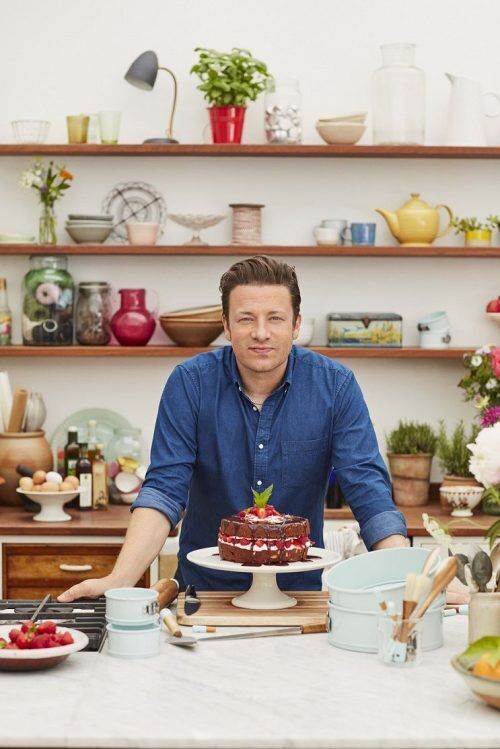<li><em><strong>Шпатула за сервиране на торта и кекс Jamie Oliver</strong></em></li>
<li>Материал: Стомана, Дърво</li>
<li>Ширината на шпатулата е съобразена със съветите на диетолога на Джейми;</li>
<li>Шпатулата е удължена, за да не попада дръжката в тортата;</li>
<li>Назъбено острие от едната страна за лесно рязане с едно движение;</li>
<li>Дръжка от акациево дърво с край в светло син цвят;</li>
<li>С дупка за окачване;</li>
<p>
<object width="300" height="247" data="https://www.youtube.com/v/0xsgyEbqh6A" type="application/x-shockwave-flash">
<param name="src" value="https://www.youtube.com/v/0xsgyEbqh6A" />
</object>
</p><br />Марка: JAMIE OLIVER <br />Модел: JB 3550<br />Доставка: 2-4 работни дни<br />Гаранция: 2 години