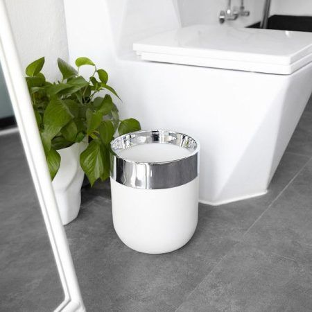 <p><span style="font-size: small;"><strong>UMBRA Кош за баня “JUNIP“ </strong></span>“<strong> - 3 литра</strong><br /><span style="font-size: small;"><strong>• </strong></span><strong>Цвят:</strong> бял / хром<br />• <strong>Размер: </strong>Ø 21,9 х 26,3 cm<br />• <strong>Материал:</strong> смола, неръждаема стомана<br /><strong>Производител: UMBRA / Канада<br /></strong><em><strong>DESIGN: GENSLER</strong></em></p><br />Марка: Umbra HK Limited <br />Модел: UMBRA 1009275-153<br />Доставка: 2-4 работни дни<br />Гаранция: 2 години