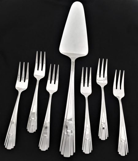<p><span style="font-size: small;"><strong>HERDMAR Комплект прибори за торта “BELLASCO“- 7 части </strong></span><br />• Изработени от неръждаема стомана <br />• Подходящи за почистване в съдомиялна машина. <br /> <span style="text-decoration: underline;"><strong>Комплектът включва:</strong></span> <br />• Вилица за торта: 6 бр. <br />• Лопатка за сервиране: 1 бр.<br /><strong>ПРОИЗВОДИТЕЛ: HERDMAR / Португалия</strong></p><br />Марка: HERDMAR <br />Модел: Herdmar 184-5019-0117-010-0000<br />Доставка: 2-4 работни дни<br />Гаранция: 2 години
