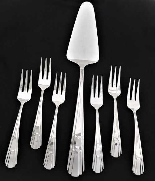 <p><span style="font-size: small;"><strong>HERDMAR Комплект прибори за торта “BELLASCO“- 7 части </strong></span><br />• Изработени от неръждаема стомана <br />• Подходящи за почистване в съдомиялна машина. <br /> <span style="text-decoration: underline;"><strong>Комплектът включва:</strong></span> <br />• Вилица за торта: 6 бр. <br />• Лопатка за сервиране: 1 бр.<br /><strong>ПРОИЗВОДИТЕЛ: HERDMAR / Португалия</strong></p><br />Марка: HERDMAR <br />Модел: Herdmar 184-5019-0117-010-0000<br />Доставка: 2-4 работни дни<br />Гаранция: 2 години
