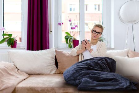 <p><span style="font-size: small;"><strong>INNOLIVING Електрическо одеяло - 180 x 130 см</strong></span> <br />• <strong>Мощност:</strong> 110-120 W <br /><strong>• Напрежение: </strong>220 - 240 V / 50 Hz <br /><strong>• Система за защита от прегряване</strong> <br />• <strong>Материя: </strong>100 % синтетична вълна <br />• <strong>Цвят: </strong>тъмно синьо <br />• <strong>Свалящо се дистанционно с LED дисплей</strong> <br />• <strong>9 степени за температура <br />• Таймер:</strong> от 90 мин до 12 часа <br />• <strong>Пране:</strong> при 40° C <br /><strong>• Размери:</strong> 180 x 130 см. <br /><strong>Производител: INNOLIVING - Италия</strong></p><br />Марка: INNOLIVING S.P.A <br />Модел: INN - 766<br />Доставка: 2-4 работни дни<br />Гаранция: 2 години
