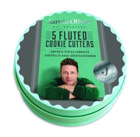 <p><strong><span style="font-size: medium;">Комплект от 5бр форми за десерти - на вълни Jamie Oliver - в кутия </span><br /></strong>• Вълнообразна форма за красив ефект<br />• Размери: Ø5см, Ø6см, Ø7см, Ø 8,5см и Ø 9,5см<br />• Височина: 4 см;<br />• Отличават се с заоблен ръб за удобство, здравина и комфорт;<br />• Идеални за тартове, бисквитки, хапки, сандвичи, сладкиши, и други ястия;<br />• Сетът включва 5 кръгли метални форми, опаковани в компактна кутия за лесна и удобна употреба и съхранение;<br />• Комбинация от светло син и тъмно сив цвят</p><br />Марка: JAMIE OLIVER <br />Модел: JB 3810<br />Доставка: 2-4 работни дни<br />Гаранция: 2 години