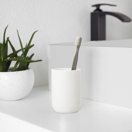 <p><span style="font-size: small;"><strong>UMBRA Канистер за аксесоари “JUNIP“ </strong></span>“<br /><span style="font-size: small;"><strong>• </strong></span><strong>Цвят:</strong> бял <br />• <strong>Размер: </strong>7 х 7 х 10,3 cm<br />• <strong>Материал:</strong> смола<br /><strong>Производител: UMBRA / Канада<br /></strong><em><strong>DESIGN: EUGENIE DE LOYNES</strong></em></p><br />Марка: Umbra HK Limited <br />Модел: UMBRA 1008025-660<br />Доставка: 2-4 работни дни<br />Гаранция: 2 години