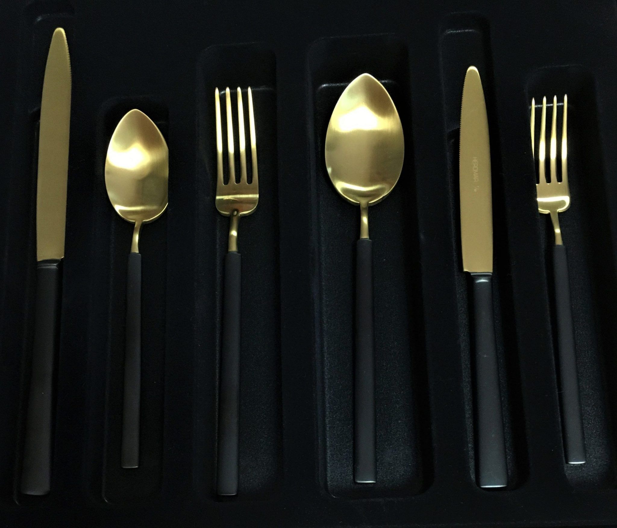 HERDMAR Комплект прибори за хранене “VINTAGE“- 36 части- златни с черна дръжка – PVD покритие – мат