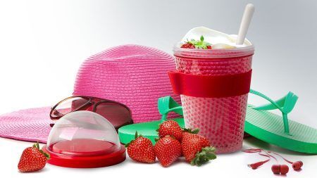 <p><strong><span style="font-size: small;">ASOBU Двустенна охлаждаща чаша с лъжичка“CHILL YO 2 GO“</span></strong><br />• <strong>Двойни стени с вграден охлаждащ гел<br /></strong>• <strong>Вместимост:</strong> 386 мл.<br />• <strong>Размери:</strong> 10,8 x 17,8 см <br />• <strong>Тегло:</strong> 0,286 кг<br />• <strong>Материал:</strong> акрил, силикон, меламин<br />• <strong>Не загрявайте на котлон или в микровълнова фурна </strong><br /><strong>• Мийте само на ръка</strong><br /><strong> •100% без съдържание на Бисфенол А /BPA/</strong><br />• <strong>Цвят:</strong> червен<br /><strong>Производител: ASOBU / Канада</strong></p><br />Марка: ASOBU <br />Модел: ASOBU - CY2GO RED<br />Доставка: 2-4 работни дни<br />Гаранция: 2 години