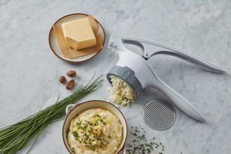 <p>JAMIE OLIVER Преса за картофи с 2 приставки "POTATO RICER"<br />• Материал: приставки от стомана, висококачествена пластмаса<br />• Цвят: бяло / сиво<br />• Размери: 31 х 13,5 х 9 см <br />• Тегло: 0,375 кг<br />• Размери с опаковка: 31,3 х 14,5 х 9,5 см <br />• Използвайте я за смачкване на варени картофи, моркови и други кореноплодни зеленчуци, за да направите гладко, вкусно пюре. <br />• Приставките се сменят лесно, за да изберете между фино и грубо пресоване в зависимост от желания резултат.<br />• Голямата, удобна дръжка гарантира, че с лекота ще преесовате дори и най-твърдите зеленчуци<br />• Подходяща за почистване в съдомиялна машина.</p>
<p>Всеки продукт, създаден под марката "JAMIE OLIVER", е тестван и одобрен <strong>ЛИЧНО</strong> от самия <strong>JAMIE OLIVER</strong>, за да гарантира, че с неговата марка се пускат само <strong>НАЙ - ДОБРИТЕ</strong> продукти.</p><br />Марка: JAMIE OLIVER <br />Модел: JB 1230<br />Доставка: 2-4 работни дни<br />Гаранция: 2 години