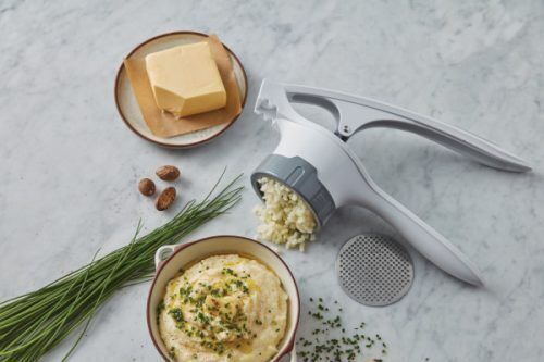 <p>JAMIE OLIVER Преса за картофи с 2 приставки "POTATO RICER"<br />• Материал: приставки от стомана, висококачествена пластмаса<br />• Цвят: бяло / сиво<br />• Размери: 31 х 13,5 х 9 см <br />• Тегло: 0,375 кг<br />• Размери с опаковка: 31,3 х 14,5 х 9,5 см <br />• Използвайте я за смачкване на варени картофи, моркови и други кореноплодни зеленчуци, за да направите гладко, вкусно пюре. <br />• Приставките се сменят лесно, за да изберете между фино и грубо пресоване в зависимост от желания резултат.<br />• Голямата, удобна дръжка гарантира, че с лекота ще преесовате дори и най-твърдите зеленчуци<br />• Подходяща за почистване в съдомиялна машина.</p>
<p>Всеки продукт, създаден под марката "JAMIE OLIVER", е тестван и одобрен <strong>ЛИЧНО</strong> от самия <strong>JAMIE OLIVER</strong>, за да гарантира, че с неговата марка се пускат само <strong>НАЙ - ДОБРИТЕ</strong> продукти.</p><br />Марка: JAMIE OLIVER <br />Модел: JB 1230<br />Доставка: 2-4 работни дни<br />Гаранция: 2 години
