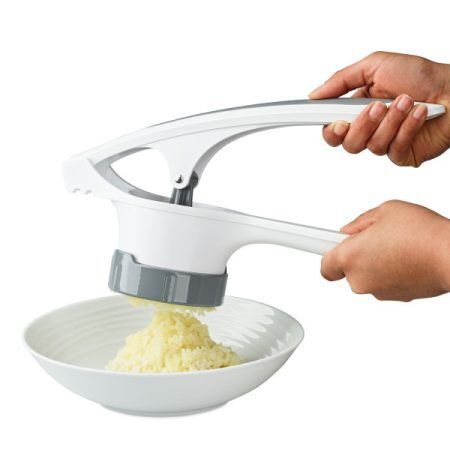 <p>JAMIE OLIVER Преса за картофи с 2 приставки "POTATO RICER"<br />• Материал: приставки от стомана, висококачествена пластмаса<br />• Цвят: бяло / сиво<br />• Размери: 31 х 13,5 х 9 см <br />• Тегло: 0,375 кг<br />• Размери с опаковка: 31,3 х 14,5 х 9,5 см <br />• Използвайте я за смачкване на варени картофи, моркови и други кореноплодни зеленчуци, за да направите гладко, вкусно пюре. <br />• Приставките се сменят лесно, за да изберете между фино и грубо пресоване в зависимост от желания резултат.<br />• Голямата, удобна дръжка гарантира, че с лекота ще преесовате дори и най-твърдите зеленчуци<br />• Подходяща за почистване в съдомиялна машина.</p>
<p>Всеки продукт, създаден под марката "JAMIE OLIVER", е тестван и одобрен <strong>ЛИЧНО</strong> от самия <strong>JAMIE OLIVER</strong>, за да гарантира, че с неговата марка се пускат само <strong>НАЙ - ДОБРИТЕ</strong> продукти.</p><br />Марка: JAMIE OLIVER <br />Модел: JB 1230<br />Доставка: 2-4 работни дни<br />Гаранция: 2 години