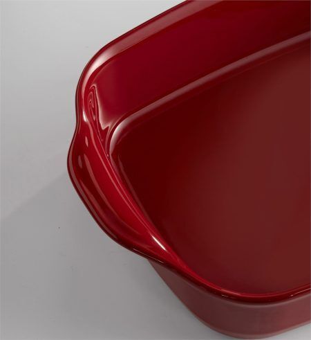 <p><span style="color: #000000;"><strong>EMILE HENRY Керамична правоъгълна тава за печене "SMALL RECTANGULAR OVEN DISH"</strong></span><br /><span style="color: #000000;">• <strong>Ръчно изработена от 100% естествени материали<br />• Устойчива на температури: </strong>- 20º С до + 270º С<strong><br />• Равномерно разпределение на топлината<br />• Задържа топлината на ястието по-дълго от обикновените съдове<br />• Висока устойчивост на надраскване <br /></strong>• </span><strong><span style="color: #000000;">Материал: </span> <span style="color: #ff0000;">HR® Ceramic (High Resistance) <span style="color: #000000;">/</span></span></strong><span style="color: #ff0000;"><span style="color: #000000;"> Високо устойчива керамика</span></span><strong><span style="color: #ff0000;"><span style="color: #000000;"> / </span><br />• <span style="color: #000000;">Без съдържание на олово, кадмий и никел</span><br /><span style="color: #000000;">• Външен размер вкл.дръжките: </span></span></strong><span style="color: #ff0000;"><span style="color: #000000;">30 х 19 х 7 см</span></span><span style="color: #ff0000;"><br /><strong><span style="color: #000000;">• Вътрешен размер: </span></strong><span style="color: #000000;">24,5 х 17 х 6,5 см<br /></span></span><span style="color: #ff0000;"><span style="color: #000000;">• <strong>Вместимост:</strong> 1,55 литра</span><br /><span style="color: #000000;"><strong>• Тегло: </strong>1,19 кг<br /><strong>• Брой порции:</strong> 2 </span><br /><span style="color: #000000;">• <strong>Цвят: </strong>червен<br /></span><span style="color: #000000;">• <strong>Подходяща за: </strong>фурна / микровълнова фурна / фризер / съдомиялна машина</span><br /><strong><span style="color: #000000;">Производител: EMILE HENRY / Франция</span></strong></span></p><br />Марка: Emile Henry <br />Модел: EH 9650-34<br />Доставка: 2-4 работни дни<br />Гаранция: 2 години
