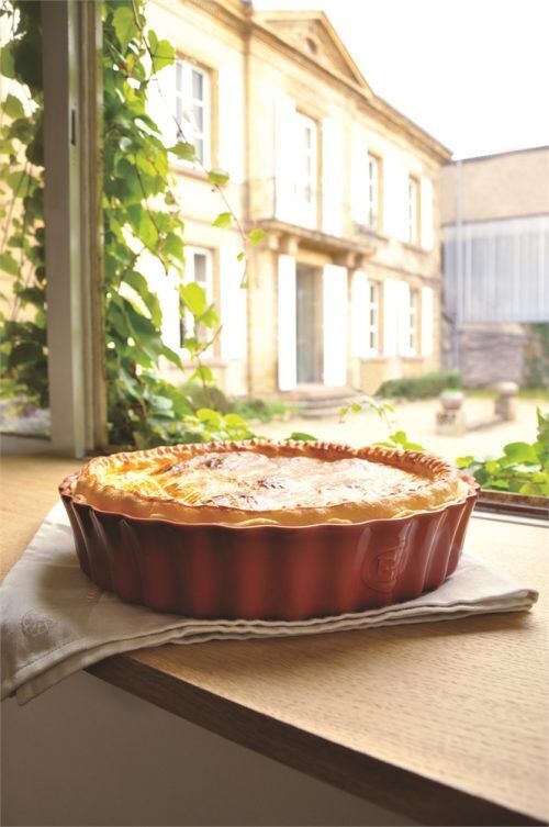 <p><span style="color: #000000;"><strong>EMILE HENRY Керамична дълбока форма за тарт "DEEP FLAN DISH" </strong></span><br /><span style="color: #000000;">• <strong>Ръчно изработена от 100% естествени материали<br />• Устойчива на температури: </strong>- 20º С до + 270º С<strong><br />• Равномерно разпределение на топлината<br />• Задържа топлината на ястието по-дълго от обикновените съдове<br />• Висока устойчивост на надраскване <br /></strong>• </span><strong><span style="color: #000000;">Материал:</span>  <span style="color: #ff0000;">HR® Ceramic (High Resistance) <span style="color: #000000;">/ </span></span></strong><span style="color: #ff0000;"><span style="color: #000000;">Високо устойчива керамика</span></span><strong><span style="color: #ff0000;"><span style="color: #000000;"> / </span><br /><span style="color: #000000;">• Без съдържание на олово, кадмий и никел</span><br /><span style="color: #000000;">• Външен диаметър: </span></span></strong><span style="color: #ff0000;"><span style="color: #000000;">Ø </span></span><span style="color: #ff0000;"><span style="color: #000000;">28 см</span></span><span style="color: #ff0000;"><br /><strong><span style="color: #000000;">• Вътрешен диаметър: </span></strong><span style="color: #000000;">Ø</span><span style="color: #000000;"> 26,5</span><span style="color: #000000;"> см<br />• <strong>Височина:</strong> 6 см<br /></span></span><span style="color: #ff0000;"><span style="color: #000000;">• <strong>Вместимост:</strong> 1,98 литра</span><br /><span style="color: #000000;"><strong>• Тегло: </strong>1,38 кг</span><br /><span style="color: #000000;">• <strong>Цвят: </strong>червен</span><br /><span style="color: #000000;">• <strong>Подходяща за: </strong>фурна / микровълнова фурна / фризер / съдомиялна машина</span><br /><strong><span style="color: #000000;">Производител: EMILE HENRY / Франция</span></strong></span></p><br />Марка: Emile Henry <br />Модел: EH 6028-34<br />Доставка: 2-4 работни дни<br />Гаранция: 2 години