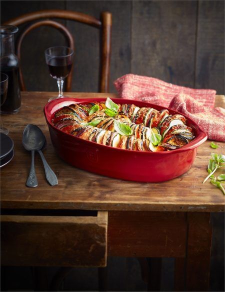 <p><strong>EMILE HENRY Керамична fовална форма за печене "LARGE OVAL OVEN DISH"</strong><br />• <strong>Ръчно изработена от 100% естествени материали<br />• Устойчива на температури: </strong>- 20º С до + 270º С<strong><br />• Равномерно разпределение на топлината<br />• Задържа топлината на ястието по-дълго от обикновените съдове<br />• Висока устойчивост на надраскване <br /></strong>• <strong>Материал:  <span style="color: #ff0000;">HR® Ceramic (High Resistance) <span style="color: #000000;">/</span></span></strong><span style="color: #ff0000;"><span style="color: #000000;"> Високо устойчива керамика</span></span><strong><span style="color: #ff0000;"><span style="color: #000000;"> / </span><br /><span style="color: #000000;">• Без съдържание на олово, кадмий и никел</span><br /><span style="color: #000000;">• Външен размер вкл.дръжките: </span></span></strong><span style="color: #ff0000;"><span style="color: #000000;">41,5 х 26,5 х 9 см<br /></span></span><span style="color: #ff0000;"><span style="color: #000000;">• <strong>Вместимост:</strong> 3,8 литра</span><br /><span style="color: #000000;"><strong>• Тегло: </strong>2,2 кг</span><br /><span style="color: #000000;">• <strong>Цвят: </strong>син</span><br /><span style="color: #000000;">• <strong>Подходяща за: </strong>фурна / микровълнова фурна / фризер / съдомиялна машина</span><br /><strong><span style="color: #000000;">Производител: EMILE HENRY / Франция</span></strong></span></p><br />Марка: Emile Henry <br />Модел: EH 9054-60<br />Доставка: 2-4 работни дни<br />Гаранция: 2 години