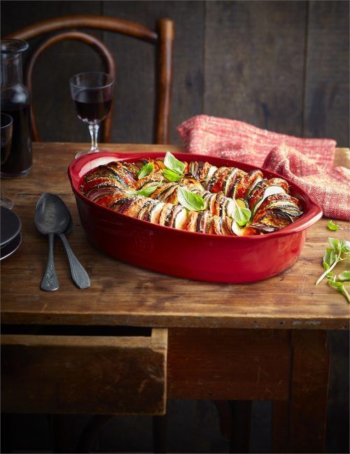 <p><strong>EMILE HENRY Керамична fовална форма за печене "LARGE OVAL OVEN DISH"</strong><br />• <strong>Ръчно изработена от 100% естествени материали<br />• Устойчива на температури: </strong>- 20º С до + 270º С<strong><br />• Равномерно разпределение на топлината<br />• Задържа топлината на ястието по-дълго от обикновените съдове<br />• Висока устойчивост на надраскване <br /></strong>• <strong>Материал:  <span style="color: #ff0000;">HR® Ceramic (High Resistance) <span style="color: #000000;">/</span></span></strong><span style="color: #ff0000;"><span style="color: #000000;"> Високо устойчива керамика</span></span><strong><span style="color: #ff0000;"><span style="color: #000000;"> / </span><br /><span style="color: #000000;">• Без съдържание на олово, кадмий и никел</span><br /><span style="color: #000000;">• Външен размер вкл.дръжките: </span></span></strong><span style="color: #ff0000;"><span style="color: #000000;">41,5 х 26,5 х 9 см<br /></span></span><span style="color: #ff0000;"><span style="color: #000000;">• <strong>Вместимост:</strong> 3,8 литра</span><br /><span style="color: #000000;"><strong>• Тегло: </strong>2,2 кг</span><br /><span style="color: #000000;">• <strong>Цвят: </strong>син</span><br /><span style="color: #000000;">• <strong>Подходяща за: </strong>фурна / микровълнова фурна / фризер / съдомиялна машина</span><br /><strong><span style="color: #000000;">Производител: EMILE HENRY / Франция</span></strong></span></p><br />Марка: Emile Henry <br />Модел: EH 9054-60<br />Доставка: 2-4 работни дни<br />Гаранция: 2 години