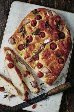 <p><span style="font-size: medium;"><strong>JAMIE OLIVER Плоча за печене <br /></strong></span><strong>• Двуслойно безвредно незалепващо покритие <em>QUANTUM II</em><br />• <span style="color: #ff0000;">Без съдържание на PFOA<br /><span style="color: #000000;">• Мултифункционална - мoже да се използва за печене, гриловане, сладки, торти и др.<br />• Заоблени ръбове за добавена здравина и устойчивост, без oгъване<br />• Изработена от неръждаема стомана<br /></span></span></strong>• <strong>За температури до 240° С<br /></strong>• <strong>Размери:</strong> 39,2 х 26,7 х 2,5 см<br />• <strong>Тегло: </strong>1,041 кг<br />• <strong>Цвят:</strong> атлантическо зелено<br />• <span style="color: #ff0000;"><strong><span style="color: #000000;">Подходяща за съдомиялна машина</span></strong><br /></span><strong style="color: #ff0000;"><span style="color: #000000;">Производител: DKB Housеhold / Великобритания</span></strong></p><br />Марка: JAMIE OLIVER <br />Модел: JB 1410<br />Доставка: 2-4 работни дни<br />Гаранция: 2 години