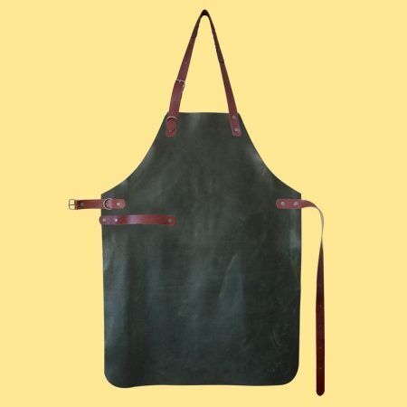 <p><strong>YAKO & CO Ръчно изработена кожена престилка - кафяв цвят</strong><br />• Престилка в стил винтидж и характерния барбекю стил; <br />• Изработена от 100% телешка кожа ( 2 парчета)<br />• Устойчива на замърсяване<br />• Почистване - с влажна кърпа<br />• Закопчава се на гърба и на врата<br />• Проектирана лента на кръста за кърпа или  кухненски аксесоари<br /> • Ръчно изработена в Португалия<br />• Специално разработена чанта за носене и съхранение<br />Производител: YAKO & CO / Португалия</p><br />Марка: YAKO&CO <br />Модел: YAKO & CO 1011P<br />Доставка: 2-4 работни дни<br />Гаранция: 2 години