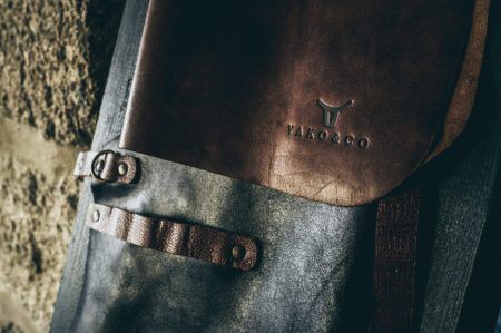 <p><strong>YAKO & CO Ръчно изработена кожена престилка - кафяв цвят</strong><br />• Престилка в стил винтидж и характерния барбекю стил; <br />• Изработена от 100% телешка кожа ( 2 парчета)<br />• Устойчива на замърсяване<br />• Почистване - с влажна кърпа<br />• Закопчава се на гърба и на врата<br />• Проектирана лента на кръста за кърпа или  кухненски аксесоари<br /> • Ръчно изработена в Португалия<br />• Специално разработена чанта за носене и съхранение<br />Производител: YAKO & CO / Португалия</p><br />Марка: YAKO&CO <br />Модел: YAKO & CO 1011P<br />Доставка: 2-4 работни дни<br />Гаранция: 2 години