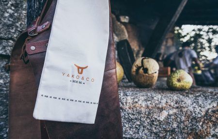<p><strong>YAKO & CO Ръчно изработена кожена престилка - кафяв цвят</strong><br />• Престилка в стил винтидж и характерния барбекю стил; <br />• Изработена от 100% телешка кожа ( 2 парчета)<br />• Устойчива на замърсяване<br />• Почистване - с влажна кърпа<br />• Закопчава се на гърба и на врата<br />• Проектирана лента на кръста за кърпа или  кухненски аксесоари<br /> • Ръчно изработена в Португалия<br />• Специално разработена чанта за носене и съхранение<br />Производител: YAKO & CO / Португалия</p><br />Марка: YAKO&CO <br />Модел: YAKO & CO 1011P<br />Доставка: 2-4 работни дни<br />Гаранция: 2 години