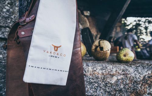 <p><strong>YAKO & CO Ръчно изработена кожена престилка - кафяв цвят</strong><br />• Престилка в стил винтидж и характерния барбекю стил; <br />• Изработена от 100% телешка кожа ( 2 парчета)<br />• Устойчива на замърсяване<br />• Почистване - с влажна кърпа<br />• Закопчава се на гърба и на врата<br />• Проектирана лента на кръста за кърпа или  кухненски аксесоари<br /> • Ръчно изработена в Португалия<br />• Специално разработена чанта за носене и съхранение<br />Производител: YAKO & CO / Португалия</p><br />Марка: YAKO&CO <br />Модел: YAKO & CO 1011P<br />Доставка: 2-4 работни дни<br />Гаранция: 2 години