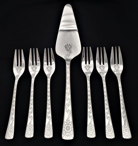 <br /><hr><br /><p><span style="font-size: small;"><strong>HERDMAR Комплект прибори за торта “NAMISH“- 7 части </strong></span><br />• Изработени от неръждаема стомана <br />• Подходящи за почистване в съдомиялна машина. <br /> <span style="text-decoration: underline;"><strong>Комплектът включва:</strong></span> <br />• Вилица за торта: 6 бр. <br />• Лопатка за сервиране: 1 бр.<br /><strong>ПРОИЗВОДИТЕЛ: HERDMAR / Португалия</strong></p><br />Марка: HERDMAR <br />Модел: Herdmar 182-5019-0117-010-0000<br />Доставка: 2-4 работни дни<br />Гаранция: 2 години