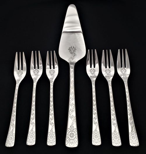 <br /><hr><br /><p><span style="font-size: small;"><strong>HERDMAR Комплект прибори за торта “NAMISH“- 7 части </strong></span><br />• Изработени от неръждаема стомана <br />• Подходящи за почистване в съдомиялна машина. <br /> <span style="text-decoration: underline;"><strong>Комплектът включва:</strong></span> <br />• Вилица за торта: 6 бр. <br />• Лопатка за сервиране: 1 бр.<br /><strong>ПРОИЗВОДИТЕЛ: HERDMAR / Португалия</strong></p><br />Марка: HERDMAR <br />Модел: Herdmar 182-5019-0117-010-0000<br />Доставка: 2-4 работни дни<br />Гаранция: 2 години