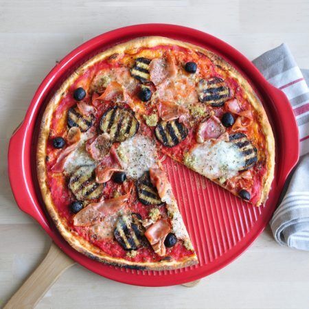 <p><strong>EMILE HENRY Керамична плоча за пица "RIDGED PIZZA STONE" </strong> <br />• <strong>Ръчно изработена от 100% естествени материали<br />• Устойчива на температури: </strong>- 20º С до + 290º С<strong><br />• Равномерно разпределение на топлината<br />• Задържа топлината на ястието по-дълго от обикновените съдове<br />• Висока устойчивост на надраскване <br /></strong>• <strong>Материал: <span style="color: #ff0000;">BBQ Ceramic®</span> </strong><br />• <strong>Размери:</strong> Ø 40 х 3 см (h)<br />•<strong> Тегло: </strong>2,3 кг<br />• <strong>Размери на опаковката:</strong> 39 х 38,5 х 7,2 см (ДхШхВ)<br />• <strong>Тегло с опаковката:</strong> 2,9 кг<br />• <strong>Цвят: </strong>черен <br /><strong>• Подходяща за: </strong>барбекю (газ или дървени въглища)<strong> / </strong>фурна / микровълнова фурна / съдомиялна машина<br /><strong>Производител: EMILE HENRY / Франция</strong></p><br />Марка: Emile Henry <br />Модел: EH 7614-79<br />Доставка: 2-4 работни дни<br />Гаранция: 2 години