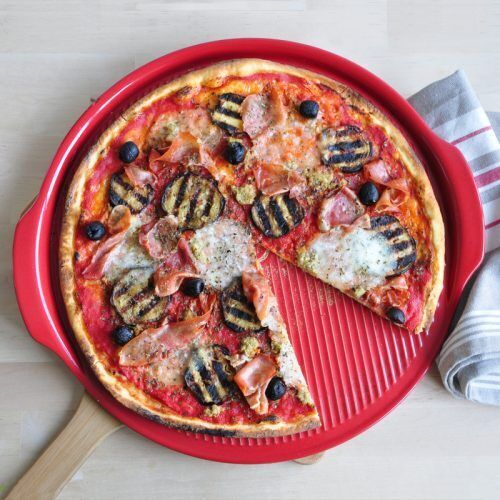 <p><strong>EMILE HENRY Керамична плоча за пица "RIDGED PIZZA STONE" </strong> <br />• <strong>Ръчно изработена от 100% естествени материали<br />• Устойчива на температури: </strong>- 20º С до + 290º С<strong><br />• Равномерно разпределение на топлината<br />• Задържа топлината на ястието по-дълго от обикновените съдове<br />• Висока устойчивост на надраскване <br /></strong>• <strong>Материал: <span style="color: #ff0000;">BBQ Ceramic®</span> </strong><br />• <strong>Размери:</strong> Ø 40 х 3 см (h)<br />•<strong> Тегло: </strong>2,3 кг<br />• <strong>Размери на опаковката:</strong> 39 х 38,5 х 7,2 см (ДхШхВ)<br />• <strong>Тегло с опаковката:</strong> 2,9 кг<br />• <strong>Цвят: </strong>черен <br /><strong>• Подходяща за: </strong>барбекю (газ или дървени въглища)<strong> / </strong>фурна / микровълнова фурна / съдомиялна машина<br /><strong>Производител: EMILE HENRY / Франция</strong></p><br />Марка: Emile Henry <br />Модел: EH 7614-79<br />Доставка: 2-4 работни дни<br />Гаранция: 2 години