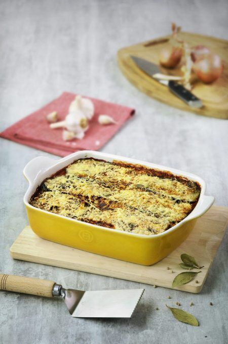 <p><strong>EMILE HENRY Правоъгълна форма за печене "RECTANGULAR DISH FOR 2" </strong><br />• <strong>Ръчно изработена от 100% естествени материали<br />• Устойчива на температури: </strong>- 20º С до + 270º С<strong><br />• Равномерно разпределение на топлината<br />• Задържа топлината на ястието по-дълго от обикновените съдове<br />• Висока устойчивост на надраскване <br /></strong>• <strong>Материал:  <span style="color: #ff0000;">HR® Ceramic (High Resistance) <span style="color: #000000;">/</span></span></strong><span style="color: #ff0000;"><span style="color: #000000;"> Високо устойчива керамика</span></span><strong><span style="color: #ff0000;"><span style="color: #000000;"> / </span><br /><span style="color: #000000;">• Без съдържание на олово, кадмий и никел</span><br /><span style="color: #000000;">• Външен размер вкл.дръжките: </span></span></strong><span style="color: #ff0000;"><span style="color: #000000;">25,5 х 18 х 6,7 см<br /></span></span><span style="color: #ff0000;"><span style="color: #000000;">• <strong>Вместимост:</strong> 1,05 литра</span><br /><span style="color: #000000;"><strong>• Тегло: </strong>0,86 кг</span><br /><span style="color: #000000;">• <strong>Цвят: </strong>бяло и червено</span><br /><span style="color: #000000;">• <strong>Подходяща за: </strong>фурна / микровълнова фурна / фризер / съдомиялна машина</span><br /><strong><span style="color: #000000;">Производител: EMILE HENRY / Франция</span></strong></span></p><br />Марка: Emile Henry <br />Модел: EH 9628-36<br />Доставка: 2-4 работни дни<br />Гаранция: 2 години