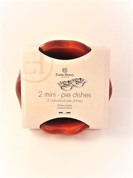 <p><strong>EMILE HENRY Комплект 2 броя малки форми за пай "2 MINI PIE DISH" <br />• </strong><strong><br />• <strong>Ръчно изработени от 100% естествени материали<br />• Устойчиви на температури: </strong>- 20º С до + 270º С<strong><br />• Равномерно разпределение на топлината<br />• Задържат топлината на ястието по-дълго от обикновените съдове<br />• Висока устойчивост на надраскване <br /></strong>• <strong>Материал:  <span style="color: #ff0000;">HR® Ceramic (High Resistance) <span style="color: #000000;">/</span></span></strong><span style="color: #ff0000;"><span style="color: #000000;"> Високо устойчива керамика</span></span><strong><span style="color: #ff0000;"><span style="color: #000000;"> / </span><br /><span style="color: #000000;">• Без съдържание на олово, кадмий и никел</span><br /><span style="color: #000000;">• Размери: </span></span></strong></strong><span style="color: #ff0000;"><span style="color: #000000;">Ø</span></span><span style="color: #ff0000;"><span style="color: #000000;"> </span></span><span style="color: #ff0000;"><span style="color: #000000;">12 см х 4 см (h)</span></span><strong><span style="color: #ff0000;"><span style="color: #000000;"><br /></span></span></strong><strong><span style="color: #ff0000;"><span style="color: #000000;">• <strong>Подходящи за: </strong>фурна / микровълнова фурна / фризер / съдомиялна машина</span><br /><strong><span style="color: #000000;">Производител: EMILE HENRY / Франция</span></strong></span></strong></p><br />Марка: Emile Henry <br />Модел: EH 9522-34<br />Доставка: 2-4 работни дни<br />Гаранция: 2 години