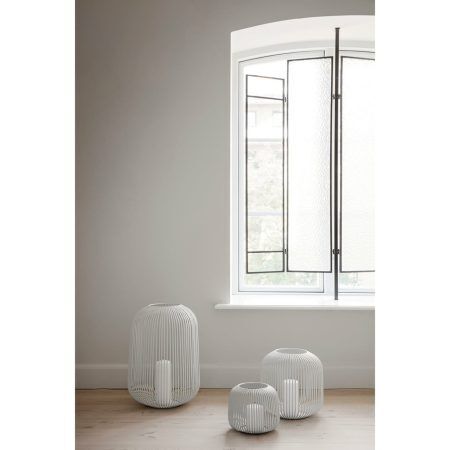 <p><strong>BLOMUS Свещник “LITO“ - L - цвят бял</strong><br /><span>• </span><strong>Цвят:</strong><span> бял</span><br /><span>• </span><strong>Диаметър:</strong><span> 33 см</span><br /><span>• </span><strong>Височина: </strong><span>45 см</span><br /><span>• </span><strong>Материал:</strong><span> прахово боядисана неръждаема стомана</span><br /><span>• </span><strong>Производител:</strong><span> BLOMUS, Германия</span><br /><strong>DESIGN: <em>Flöz Design</em></strong></p><br />Марка: BLOMUS <br />Модел: BLOMUS 66205<br />Доставка: 2-4 работни дни<br />Гаранция: 2 години