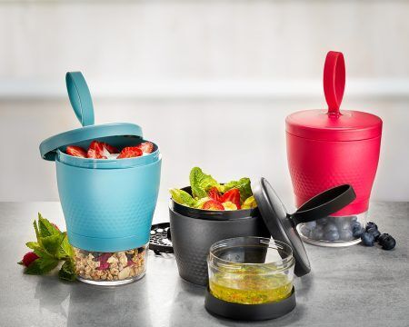 <p><strong><span style="font-size: small;">GEFU Двойна кутия за закуски "FOODIE"</span></strong> <br />• <strong>Голям контейнер: </strong>570 мл. (с тавичка за отцеждане на измити плодове) <br />• <strong>Малък контейнер:</strong> 185 мл. <br /> • <strong>Цвят:</strong> малинено червен<br />• <strong>Удобна и практична каишка за лесно пренасяне</strong> <br /> • <strong>Силиконово уплътнение за 100% защита от протичане</strong><br /> • <strong>Размери:</strong> Ø 11,5 см. 23 см. (h) <br /> • <strong>Материал:</strong> Пластмаса, силикон <br />• <strong>Подходящо за почистване в съдомиялна машина</strong> <br /><strong>Производител: GEFU / Германия</strong></p><br />Марка: GEFU - GERMANY <br />Модел: GEFU 12762<br />Доставка: 2-4 работни дни<br />Гаранция: 2 години