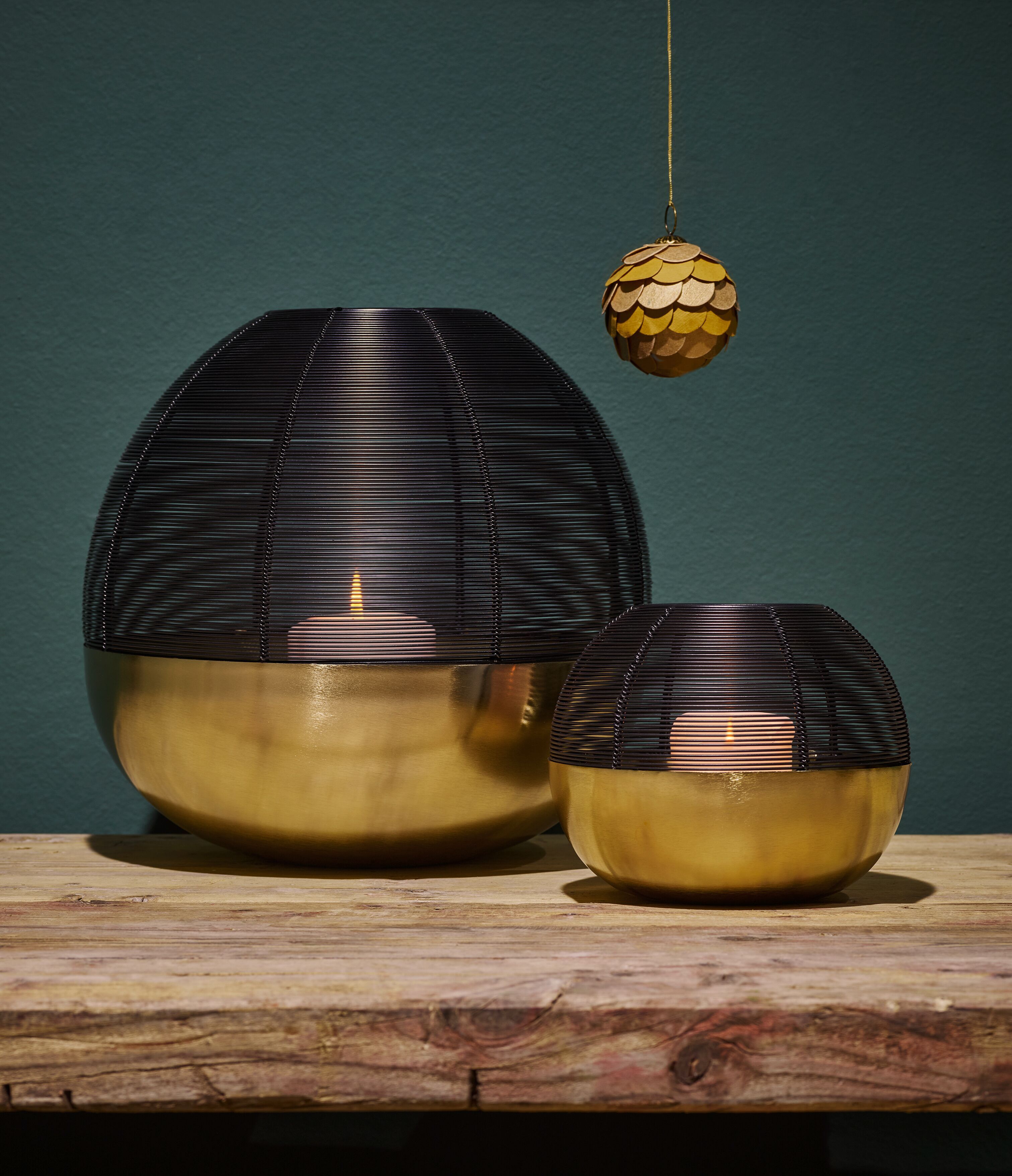 Коледна атмосфера — свещници и коледни топки Blomus