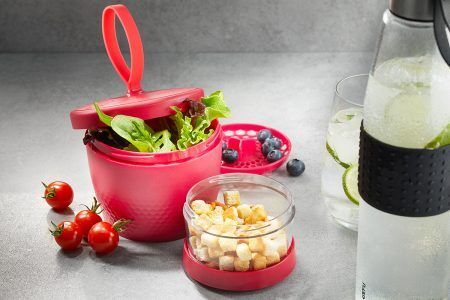 <p><strong><span style="font-size: small;">GEFU Двойна кутия за закуски "FOODIE"</span></strong> <br />• <strong>Голям контейнер: </strong>570 мл. (с тавичка за отцеждане на измити плодове) <br />• <strong>Малък контейнер:</strong> 185 мл. <br /> • <strong>Цвят:</strong> малинено червен<br />• <strong>Удобна и практична каишка за лесно пренасяне</strong> <br /> • <strong>Силиконово уплътнение за 100% защита от протичане</strong><br /> • <strong>Размери:</strong> Ø 11,5 см. 23 см. (h) <br /> • <strong>Материал:</strong> Пластмаса, силикон <br />• <strong>Подходящо за почистване в съдомиялна машина</strong> <br /><strong>Производител: GEFU / Германия</strong></p><br />Марка: GEFU - GERMANY <br />Модел: GEFU 12762<br />Доставка: 2-4 работни дни<br />Гаранция: 2 години