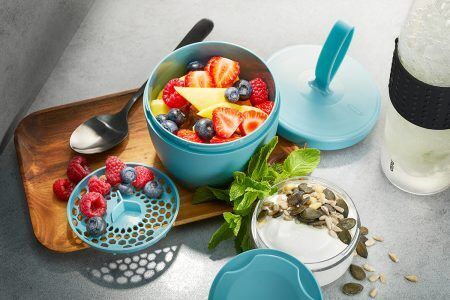 <p><strong><span style="font-size: small;">GEFU Двойна кутия за закуски "FOODIE"</span></strong> <br />• <strong>Голям контейнер: </strong>570 мл. (с тавичка за отцеждане на измити плодове) <br />• <strong>Малък контейнер:</strong> 185 мл. <br /> • <strong>Цвят:</strong> лазурно синьо <br />• <strong>Удобна и практична каишка за лесно пренасяне</strong> <br /> • <strong>Силиконово уплътнение за 100% защита от протичане</strong><br /> • <strong>Размери:</strong> Ø 11,5 см. 23 см. (h) <br /> • <strong>Материал:</strong> Пластмаса, силикон <br />• <strong>Подходящо за почистване в съдомиялна машина</strong> <br /><strong>Производител: GEFU / Германия</strong></p><br />Марка: GEFU - GERMANY <br />Модел: GEFU 12763<br />Доставка: 2-4 работни дни<br />Гаранция: 2 години
