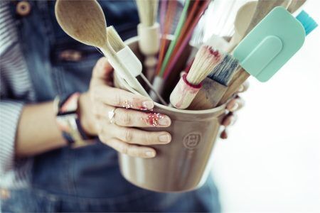 <p><span style="color: #000000;"><strong>EMILE HENRY Керамичен съд за прибори UTENSIL POT <br /></strong></span><span style="color: #000000;">• <strong>Ръчно изработен от 100% естествени материали<br />• Устойчив на температури: </strong>- 20º С до + 270º С<strong><br />• Висока устойчивост на надраскване <br /></strong>• </span><strong><span style="color: #000000;">Материал: </span> <span style="color: #ff0000;">HR® Ceramic (High Resistance) <span style="color: #000000;">/</span></span></strong><span style="color: #ff0000;"><span style="color: #000000;"> Високо устойчива керамика</span></span><strong><span style="color: #ff0000;"><span style="color: #000000;"> / </span><br /><span style="color: #000000;">• Без съдържание на олово, кадмий и никел<br /></span><span style="color: #000000;">• Външен размер: </span></span></strong><span style="color: #ff0000;"><span style="color: #000000;">15</span></span><span style="color: #000000;">,6 х 16,3 см (ДхВ)<br /><strong>• Вътрешен размер: </strong>14 х 15,3 см (ДхВ)<br />• <strong>Вместимост:</strong> 1 литра<br /><strong>• Тегло: </strong>0,92 кг<br />• <strong>Цвят: </strong>екрю<br />• <strong>Подходящ за: </strong>фурна / микровълнова фурна / фризер / съдомиялна машина<br /><strong>Производител: EMILE HENRY / Франция</strong></span></p><br />Марка: Emile Henry <br />Модел: EH 0218-02<br />Доставка: 2-4 работни дни<br />Гаранция: 2 години