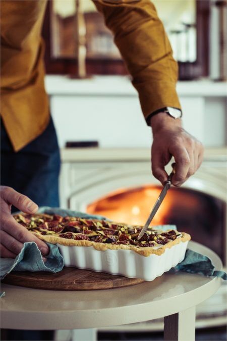 <p><strong>EMILE HENRY Керамична плитка провоъгълна форма за тарт "SLIM RECTANGULAR TART DISH" </strong><br />• <strong>Ръчно изработена от 100% естествени материали<br />• Устойчива на температури: </strong>- 20º С до + 270º С<strong><br />• Равномерно разпределение на топлината<br />• Задържа топлината на ястието по-дълго от обикновените съдове<br />• Висока устойчивост на надраскване <br /></strong>• <strong>Материал:  <span style="color: #ff0000;">HR® Ceramic (High Resistance) <span style="color: #000000;">/ </span></span></strong><span style="color: #ff0000;"><span style="color: #000000;">Високо устойчива керамика</span></span><strong><span style="color: #ff0000;"><span style="color: #000000;"> / </span><br />• <span style="color: #000000;">Без съдържание на олово, кадмий и никел</span><br /><span style="color: #000000;">• Външен размер вкл.дръжките: </span></span></strong><span style="color: #ff0000;"><span style="color: #000000;">36,5 х 15 х 5 см</span></span><span style="color: #ff0000;"><br /><strong><span style="color: #000000;">• Вътрешен размер: </span></strong><span style="color: #000000;">34,5 х 13 х 4</span><span style="color: #000000;"> см<br /></span></span><span style="color: #ff0000;"><span style="color: #000000;">• <strong>Вместимост:</strong> 1,3 литра</span><br /><span style="color: #000000;"><strong>• Тегло: </strong>1,09 кг</span><br /><span style="color: #000000;">• <strong>Цвят: </strong>екрю</span><br /><span style="color: #000000;">• <strong>Подходяща за: </strong>фурна / микровълнова фурна / фризер / съдомиялна машина</span><br /><strong><span style="color: #000000;">Производител: EMILE HENRY / Франция</span></strong></span></p><br />Марка: Emile Henry <br />Модел: EH 6034-02<br />Доставка: 2-4 работни дни<br />Гаранция: 2 години