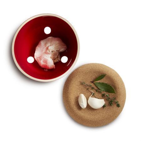<p><strong>EMILE HENRY Керамичен канистер за чесън с капак "GARLIC POT"</strong> <br />• <strong>Ръчно изработена от 100% естествени материали<br /></strong><strong>• Висока устойчивост на надраскване <br /></strong>• <strong>Материал: </strong>керамика, корк<br />• <strong>Без съдържание на олово, кадмий и никел</strong><br />• <strong>Външен размер:</strong> 14,5 х 13,5 см (ДхВ)<br />• <strong>Вътрешен размер: </strong>13,3 х 10,4 см (ДхВ)<strong><br /></strong>• <strong>Вместимост:</strong> 0,94 л<br />• <strong>Тегло:</strong> 0,69 кг<br />• <strong>Размери на опаковката:</strong> 15 х 15 х 14,3 см (ДхШхВ)<br />• <strong>Тегло с опаковката:</strong> 0,79 кг<br />• <strong>Цвят:</strong> черен<br /><strong>• Керамичната част е подходяща за почистване в съдомиялна машина</strong><br /><strong>Производител: EMILE HENRY / Франция</strong></p><br />Марка: Emile Henry <br />Модел: EH 8763-79<br />Доставка: 2-4 работни дни<br />Гаранция: 2 години